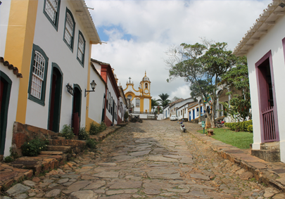 Locarminas - Operamos com translados de turistas e executivos, nacionais e estrangeiros, transporte universitário.